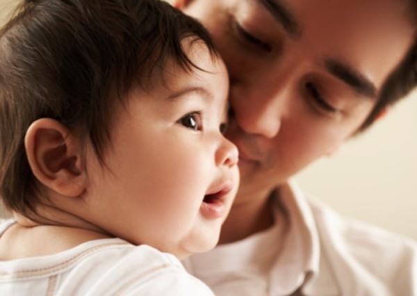 Từ khi có con, các ông bố cũng quen dần với việc thức đêm mỗi khi bé ốm.