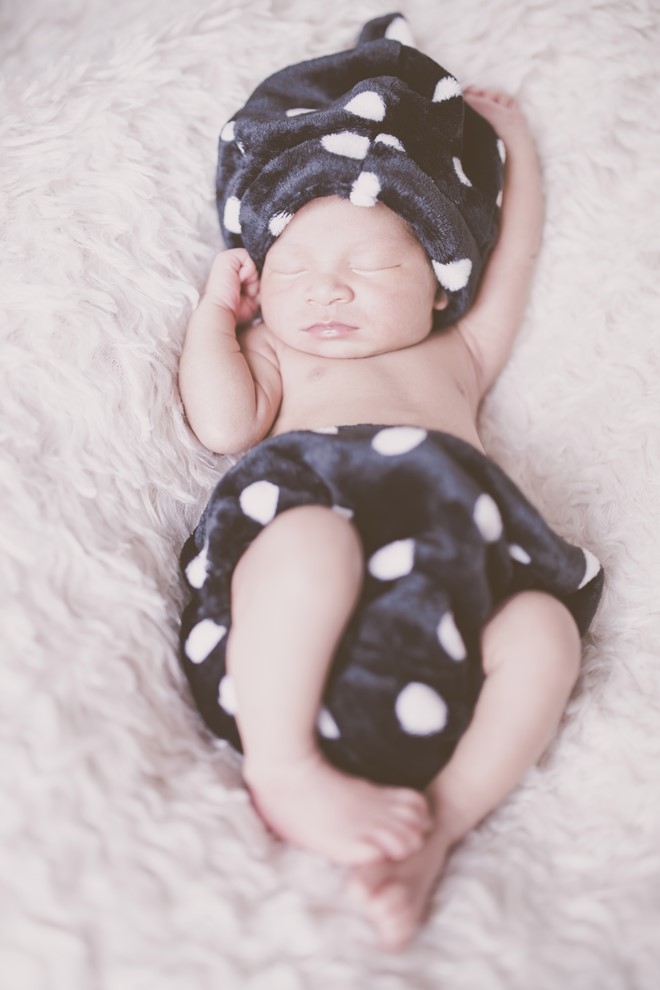 Mio giống hệt anh trai Rio và hai chị gái Cherry, Sunny khi mới chào đời. Cả 4 anh em lúc mới sinh đều thừa hưởng nhiều nét của bố. Nhưng bé Mio được khen có sống mũi cao, gương mặt trông "tây" hơn.