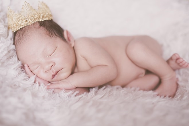 Bé Mio đang bú sữa mẹ và rất dễ ăn dễ ngủ nên Minh Hà cũng đỡ cực trong việc chăm sóc con.