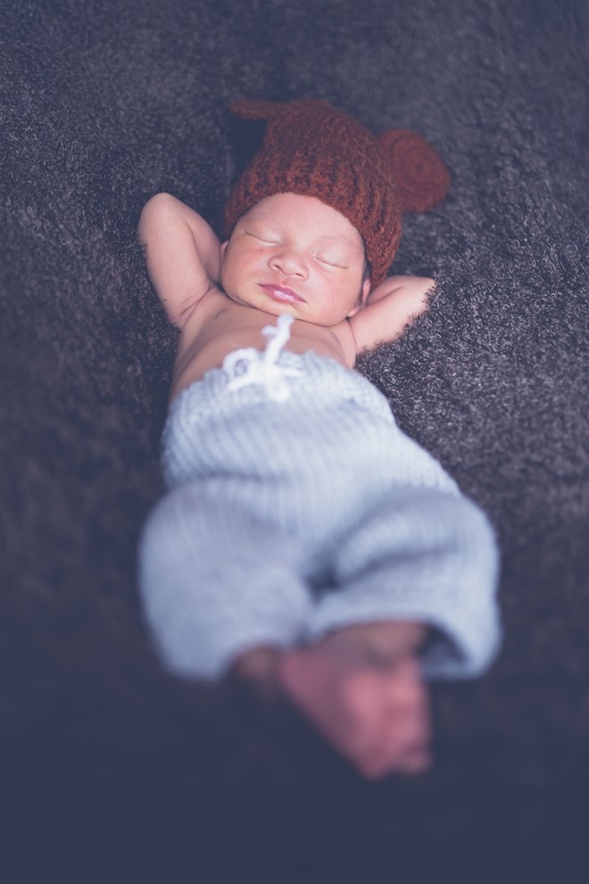Mới hơn 10 ngày tuổi, em bé trông đã rất cứng cáp.