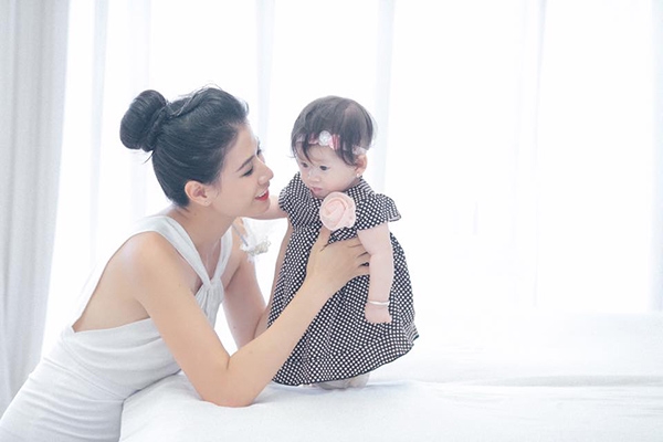 Do bạn trai Louis Trần đang ở Mỹ nên hai bố con Kiến Lửa chỉ thường xuyên trò chuyện qua điện thoại. Cô cũng hy vọng gia đình sớm đoàn tụ.