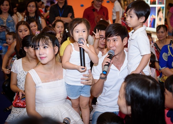Minh Hà vừa sinh con trai Mio vào 10/7. Chưa đầy 2 tuần sau, bà mẹ 4 con đã lấy lại vóc dáng. Ngày cuối tuần, vợ chồng cô đưa Rio và Cherry tham dự sự kiện của các em bé.