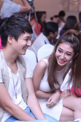 Đông Nhi - Ông Cao Thắng là một trong những cặp đôi sao Việt yêu bền nhất showbiz. Quen nhau năm 2009, Đông Nhi thú nhận trong một lần đi xem phim, Ông Cao Thắng bất ngờ nắm chặt tay khiến cô không khỏi rung động. Hồi mới quen, cả Đông Nhi lẫn Ông Cao Thắng đều không dám công khai mối quan hệ. Lý do bởi thời điểm đó, cả hai đều là những ca sĩ đang vô cùng "hút" fan, đặc biệt là khán giả trẻ tuổi nên việc công khai tình yêu khi ấy rất có thể sẽ khiến các fan mất lòng. Đông Nhi chia sẻ: "Trong 7 năm yêu, hai chúng tôi chưa bao giờ có chuyện to tiếng, cãi vã hay ghen tuông làm mất mặt nhau trước bạn bè, đồng nghiệp. Có chăng chỉ là đôi lúc giận hờn vài chuyện nho nhỏ, nhưng chỉ vài phút sau lại êm thắm. Phương châm duy trì tình yêu của hai đứa là bỏ bớt cái tôi để không có những tranh chấp vặt vãnh". Cặp tình nhân yêu lâu năm nữa của Vpop không thể không kể tới là Ngô Kiến Huy và Khổng Tú Quỳnh. Khoảng năm 2010, hai người dính tin đồn hẹn hò. Trong nhiều sự kiện, Ngô Kiến Huy luôn cố tình ngồi cạnh Khổng Tú Quỳnh. Sau khi chính thức công khai hẹn hò, chàng Bắp thường xuyên trao cho bạn gái những hành động lãng mạn giữa chốn đông người. Cùng trải qua nhiều sóng gió khi Ngô Kiến Huy dính vào scandal con riêng, Khổng Tú Quỳnh vẫn lựa chọn yêu thương và tin tưởng bạn trai. Nữ ca sĩ họ Khổng thường xuyên có mặt ủng hộ bạn trai trong mọi chương trình, mọi sự kiện dù ở thời điểm hiện tại, "Cô bé dâu tây" rất bận rộn cho kế hoạch trở lại sân khấu sau thời gian dài "ở ẩn". Công Vinh - Thủy Tiên lần đầu gặp nhau khi chụp ảnh chung cho một tạp chí sinh viên. Tại thời điểm ấy, Công Vinh không biết Thủy Tiên là ca sĩ nổi tiếng và ngược lại, Thủy Tiên cũng "mù tịt" về bóng đá. Sau gần 10 năm yêu, Vinh - Tiên đã có cái kết viên mãn bằng một đám cưới ngọt ngào. Nụ hôn Công Vinh trao cho Thủy Tiên trong lễ cưới khiến nhiều người phải ngưỡng mộ. Hiện tại, Công Vinh - Thủy Tiên đang là một trong những gia đình yên ấm, hạnh phúc nhất showbiz Việt. Dù yêu nhau nhiều năm và có chung với nhau một nhóc tì, Thủy Tiên chia sẻ, cô và ông xã vẫn luôn thắm thiết như thuở ban đầu. Theo Dân Việt