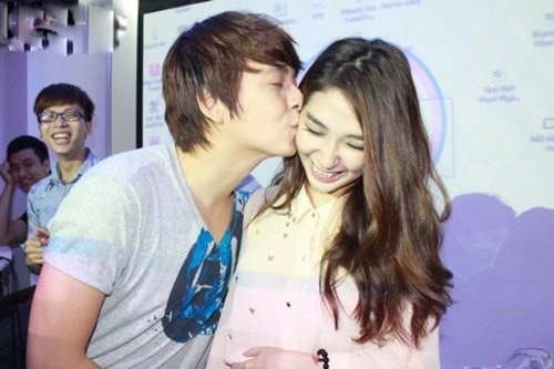 Đông Nhi - Ông Cao Thắng là một trong những cặp đôi sao Việt yêu bền nhất showbiz. Quen nhau năm 2009, Đông Nhi thú nhận trong một lần đi xem phim, Ông Cao Thắng bất ngờ nắm chặt tay khiến cô không khỏi rung động. Hồi mới quen, cả Đông Nhi lẫn Ông Cao Thắng đều không dám công khai mối quan hệ. Lý do bởi thời điểm đó, cả hai đều là những ca sĩ đang vô cùng "hút" fan, đặc biệt là khán giả trẻ tuổi nên việc công khai tình yêu khi ấy rất có thể sẽ khiến các fan mất lòng. Đông Nhi chia sẻ: "Trong 7 năm yêu, hai chúng tôi chưa bao giờ có chuyện to tiếng, cãi vã hay ghen tuông làm mất mặt nhau trước bạn bè, đồng nghiệp. Có chăng chỉ là đôi lúc giận hờn vài chuyện nho nhỏ, nhưng chỉ vài phút sau lại êm thắm. Phương châm duy trì tình yêu của hai đứa là bỏ bớt cái tôi để không có những tranh chấp vặt vãnh". Cặp tình nhân yêu lâu năm nữa của Vpop không thể không kể tới là Ngô Kiến Huy và Khổng Tú Quỳnh. Khoảng năm 2010, hai người dính tin đồn hẹn hò. Trong nhiều sự kiện, Ngô Kiến Huy luôn cố tình ngồi cạnh Khổng Tú Quỳnh. Sau khi chính thức công khai hẹn hò, chàng Bắp thường xuyên trao cho bạn gái những hành động lãng mạn giữa chốn đông người. Cùng trải qua nhiều sóng gió khi Ngô Kiến Huy dính vào scandal con riêng, Khổng Tú Quỳnh vẫn lựa chọn yêu thương và tin tưởng bạn trai. Nữ ca sĩ họ Khổng thường xuyên có mặt ủng hộ bạn trai trong mọi chương trình, mọi sự kiện dù ở thời điểm hiện tại, "Cô bé dâu tây" rất bận rộn cho kế hoạch trở lại sân khấu sau thời gian dài "ở ẩn". Công Vinh - Thủy Tiên lần đầu gặp nhau khi chụp ảnh chung cho một tạp chí sinh viên. Tại thời điểm ấy, Công Vinh không biết Thủy Tiên là ca sĩ nổi tiếng và ngược lại, Thủy Tiên cũng "mù tịt" về bóng đá. Sau gần 10 năm yêu, Vinh - Tiên đã có cái kết viên mãn bằng một đám cưới ngọt ngào. Nụ hôn Công Vinh trao cho Thủy Tiên trong lễ cưới khiến nhiều người phải ngưỡng mộ. Hiện tại, Công Vinh - Thủy Tiên đang là một trong những gia đình yên ấm, hạnh phúc nhất showbiz Việt. Dù yêu nhau nhiều năm và có chung với nhau một nhóc tì, Thủy Tiên chia sẻ, cô và ông xã vẫn luôn thắm thiết như thuở ban đầu. Theo Dân Việt