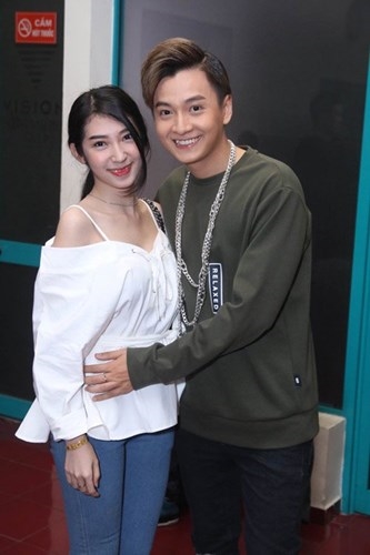 Đông Nhi - Ông Cao Thắng là một trong những cặp đôi sao Việt yêu bền nhất showbiz. Quen nhau năm 2009, Đông Nhi thú nhận trong một lần đi xem phim, Ông Cao Thắng bất ngờ nắm chặt tay khiến cô không khỏi rung động. Hồi mới quen, cả Đông Nhi lẫn Ông Cao Thắng đều không dám công khai mối quan hệ. Lý do bởi thời điểm đó, cả hai đều là những ca sĩ đang vô cùng "hút" fan, đặc biệt là khán giả trẻ tuổi nên việc công khai tình yêu khi ấy rất có thể sẽ khiến các fan mất lòng. Đông Nhi chia sẻ: "Trong 7 năm yêu, hai chúng tôi chưa bao giờ có chuyện to tiếng, cãi vã hay ghen tuông làm mất mặt nhau trước bạn bè, đồng nghiệp. Có chăng chỉ là đôi lúc giận hờn vài chuyện nho nhỏ, nhưng chỉ vài phút sau lại êm thắm. Phương châm duy trì tình yêu của hai đứa là bỏ bớt cái tôi để không có những tranh chấp vặt vãnh". Cặp tình nhân yêu lâu năm nữa của Vpop không thể không kể tới là Ngô Kiến Huy và Khổng Tú Quỳnh. Khoảng năm 2010, hai người dính tin đồn hẹn hò. Trong nhiều sự kiện, Ngô Kiến Huy luôn cố tình ngồi cạnh Khổng Tú Quỳnh. Sau khi chính thức công khai hẹn hò, chàng Bắp thường xuyên trao cho bạn gái những hành động lãng mạn giữa chốn đông người. Cùng trải qua nhiều sóng gió khi Ngô Kiến Huy dính vào scandal con riêng, Khổng Tú Quỳnh vẫn lựa chọn yêu thương và tin tưởng bạn trai. Nữ ca sĩ họ Khổng thường xuyên có mặt ủng hộ bạn trai trong mọi chương trình, mọi sự kiện dù ở thời điểm hiện tại, "Cô bé dâu tây" rất bận rộn cho kế hoạch trở lại sân khấu sau thời gian dài "ở ẩn". Công Vinh - Thủy Tiên lần đầu gặp nhau khi chụp ảnh chung cho một tạp chí sinh viên. Tại thời điểm ấy, Công Vinh không biết Thủy Tiên là ca sĩ nổi tiếng và ngược lại, Thủy Tiên cũng "mù tịt" về bóng đá. Sau gần 10 năm yêu, Vinh - Tiên đã có cái kết viên mãn bằng một đám cưới ngọt ngào. Nụ hôn Công Vinh trao cho Thủy Tiên trong lễ cưới khiến nhiều người phải ngưỡng mộ. Hiện tại, Công Vinh - Thủy Tiên đang là một trong những gia đình yên ấm, hạnh phúc nhất showbiz Việt. Dù yêu nhau nhiều năm và có chung với nhau một nhóc tì, Thủy Tiên chia sẻ, cô và ông xã vẫn luôn thắm thiết như thuở ban đầu. Theo Dân Việt