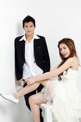 Đông Nhi - Ông Cao Thắng là một trong những cặp đôi sao Việt yêu bền nhất showbiz. Quen nhau năm 2009, Đông Nhi thú nhận trong một lần đi xem phim, Ông Cao Thắng bất ngờ nắm chặt tay khiến cô không khỏi rung động. Hồi mới quen, cả Đông Nhi lẫn Ông Cao Thắng đều không dám công khai mối quan hệ. Lý do bởi thời điểm đó, cả hai đều là những ca sĩ đang vô cùng "hút" fan, đặc biệt là khán giả trẻ tuổi nên việc công khai tình yêu khi ấy rất có thể sẽ khiến các fan mất lòng. Đông Nhi chia sẻ: "Trong 7 năm yêu, hai chúng tôi chưa bao giờ có chuyện to tiếng, cãi vã hay ghen tuông làm mất mặt nhau trước bạn bè, đồng nghiệp. Có chăng chỉ là đôi lúc giận hờn vài chuyện nho nhỏ, nhưng chỉ vài phút sau lại êm thắm. Phương châm duy trì tình yêu của hai đứa là bỏ bớt cái tôi để không có những tranh chấp vặt vãnh". Cặp tình nhân yêu lâu năm nữa của Vpop không thể không kể tới là Ngô Kiến Huy và Khổng Tú Quỳnh. Khoảng năm 2010, hai người dính tin đồn hẹn hò. Trong nhiều sự kiện, Ngô Kiến Huy luôn cố tình ngồi cạnh Khổng Tú Quỳnh. Sau khi chính thức công khai hẹn hò, chàng Bắp thường xuyên trao cho bạn gái những hành động lãng mạn giữa chốn đông người. Cùng trải qua nhiều sóng gió khi Ngô Kiến Huy dính vào scandal con riêng, Khổng Tú Quỳnh vẫn lựa chọn yêu thương và tin tưởng bạn trai. Nữ ca sĩ họ Khổng thường xuyên có mặt ủng hộ bạn trai trong mọi chương trình, mọi sự kiện dù ở thời điểm hiện tại, "Cô bé dâu tây" rất bận rộn cho kế hoạch trở lại sân khấu sau thời gian dài "ở ẩn". Công Vinh - Thủy Tiên lần đầu gặp nhau khi chụp ảnh chung cho một tạp chí sinh viên. Tại thời điểm ấy, Công Vinh không biết Thủy Tiên là ca sĩ nổi tiếng và ngược lại, Thủy Tiên cũng "mù tịt" về bóng đá. Sau gần 10 năm yêu, Vinh - Tiên đã có cái kết viên mãn bằng một đám cưới ngọt ngào. Nụ hôn Công Vinh trao cho Thủy Tiên trong lễ cưới khiến nhiều người phải ngưỡng mộ. Hiện tại, Công Vinh - Thủy Tiên đang là một trong những gia đình yên ấm, hạnh phúc nhất showbiz Việt. Dù yêu nhau nhiều năm và có chung với nhau một nhóc tì, Thủy Tiên chia sẻ, cô và ông xã vẫn luôn thắm thiết như thuở ban đầu. Theo Dân Việt