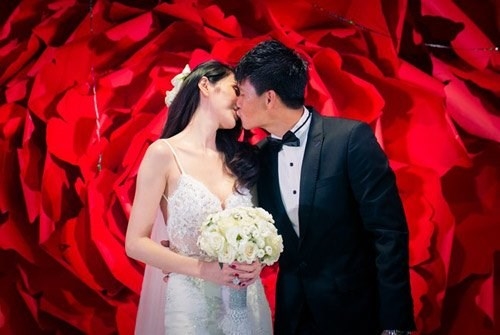 Đông Nhi - Ông Cao Thắng là một trong những cặp đôi sao Việt yêu bền nhất showbiz. Quen nhau năm 2009, Đông Nhi thú nhận trong một lần đi xem phim, Ông Cao Thắng bất ngờ nắm chặt tay khiến cô không khỏi rung động. Hồi mới quen, cả Đông Nhi lẫn Ông Cao Thắng đều không dám công khai mối quan hệ. Lý do bởi thời điểm đó, cả hai đều là những ca sĩ đang vô cùng "hút" fan, đặc biệt là khán giả trẻ tuổi nên việc công khai tình yêu khi ấy rất có thể sẽ khiến các fan mất lòng. Đông Nhi chia sẻ: "Trong 7 năm yêu, hai chúng tôi chưa bao giờ có chuyện to tiếng, cãi vã hay ghen tuông làm mất mặt nhau trước bạn bè, đồng nghiệp. Có chăng chỉ là đôi lúc giận hờn vài chuyện nho nhỏ, nhưng chỉ vài phút sau lại êm thắm. Phương châm duy trì tình yêu của hai đứa là bỏ bớt cái tôi để không có những tranh chấp vặt vãnh". Cặp tình nhân yêu lâu năm nữa của Vpop không thể không kể tới là Ngô Kiến Huy và Khổng Tú Quỳnh. Khoảng năm 2010, hai người dính tin đồn hẹn hò. Trong nhiều sự kiện, Ngô Kiến Huy luôn cố tình ngồi cạnh Khổng Tú Quỳnh. Sau khi chính thức công khai hẹn hò, chàng Bắp thường xuyên trao cho bạn gái những hành động lãng mạn giữa chốn đông người. Cùng trải qua nhiều sóng gió khi Ngô Kiến Huy dính vào scandal con riêng, Khổng Tú Quỳnh vẫn lựa chọn yêu thương và tin tưởng bạn trai. Nữ ca sĩ họ Khổng thường xuyên có mặt ủng hộ bạn trai trong mọi chương trình, mọi sự kiện dù ở thời điểm hiện tại, "Cô bé dâu tây" rất bận rộn cho kế hoạch trở lại sân khấu sau thời gian dài "ở ẩn". Công Vinh - Thủy Tiên lần đầu gặp nhau khi chụp ảnh chung cho một tạp chí sinh viên. Tại thời điểm ấy, Công Vinh không biết Thủy Tiên là ca sĩ nổi tiếng và ngược lại, Thủy Tiên cũng "mù tịt" về bóng đá. Sau gần 10 năm yêu, Vinh - Tiên đã có cái kết viên mãn bằng một đám cưới ngọt ngào. Nụ hôn Công Vinh trao cho Thủy Tiên trong lễ cưới khiến nhiều người phải ngưỡng mộ. Hiện tại, Công Vinh - Thủy Tiên đang là một trong những gia đình yên ấm, hạnh phúc nhất showbiz Việt. Dù yêu nhau nhiều năm và có chung với nhau một nhóc tì, Thủy Tiên chia sẻ, cô và ông xã vẫn luôn thắm thiết như thuở ban đầu. Theo Dân Việt