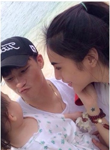 Đông Nhi - Ông Cao Thắng là một trong những cặp đôi sao Việt yêu bền nhất showbiz. Quen nhau năm 2009, Đông Nhi thú nhận trong một lần đi xem phim, Ông Cao Thắng bất ngờ nắm chặt tay khiến cô không khỏi rung động. Hồi mới quen, cả Đông Nhi lẫn Ông Cao Thắng đều không dám công khai mối quan hệ. Lý do bởi thời điểm đó, cả hai đều là những ca sĩ đang vô cùng "hút" fan, đặc biệt là khán giả trẻ tuổi nên việc công khai tình yêu khi ấy rất có thể sẽ khiến các fan mất lòng. Đông Nhi chia sẻ: "Trong 7 năm yêu, hai chúng tôi chưa bao giờ có chuyện to tiếng, cãi vã hay ghen tuông làm mất mặt nhau trước bạn bè, đồng nghiệp. Có chăng chỉ là đôi lúc giận hờn vài chuyện nho nhỏ, nhưng chỉ vài phút sau lại êm thắm. Phương châm duy trì tình yêu của hai đứa là bỏ bớt cái tôi để không có những tranh chấp vặt vãnh". Cặp tình nhân yêu lâu năm nữa của Vpop không thể không kể tới là Ngô Kiến Huy và Khổng Tú Quỳnh. Khoảng năm 2010, hai người dính tin đồn hẹn hò. Trong nhiều sự kiện, Ngô Kiến Huy luôn cố tình ngồi cạnh Khổng Tú Quỳnh. Sau khi chính thức công khai hẹn hò, chàng Bắp thường xuyên trao cho bạn gái những hành động lãng mạn giữa chốn đông người. Cùng trải qua nhiều sóng gió khi Ngô Kiến Huy dính vào scandal con riêng, Khổng Tú Quỳnh vẫn lựa chọn yêu thương và tin tưởng bạn trai. Nữ ca sĩ họ Khổng thường xuyên có mặt ủng hộ bạn trai trong mọi chương trình, mọi sự kiện dù ở thời điểm hiện tại, "Cô bé dâu tây" rất bận rộn cho kế hoạch trở lại sân khấu sau thời gian dài "ở ẩn". Công Vinh - Thủy Tiên lần đầu gặp nhau khi chụp ảnh chung cho một tạp chí sinh viên. Tại thời điểm ấy, Công Vinh không biết Thủy Tiên là ca sĩ nổi tiếng và ngược lại, Thủy Tiên cũng "mù tịt" về bóng đá. Sau gần 10 năm yêu, Vinh - Tiên đã có cái kết viên mãn bằng một đám cưới ngọt ngào. Nụ hôn Công Vinh trao cho Thủy Tiên trong lễ cưới khiến nhiều người phải ngưỡng mộ. Hiện tại, Công Vinh - Thủy Tiên đang là một trong những gia đình yên ấm, hạnh phúc nhất showbiz Việt. Dù yêu nhau nhiều năm và có chung với nhau một nhóc tì, Thủy Tiên chia sẻ, cô và ông xã vẫn luôn thắm thiết như thuở ban đầu. Theo Dân Việt