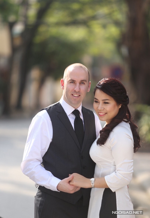 Năm 2010, Hồng Nhung sang Mỹ học cao học cùng bạn trai cũ. Khi gần tốt nghiệp, người yêu cũ của cô được nhận vào làm việc ở công ty của gia đình Edgar và trở thành đồng nghiệp thân thiết của chàng trai người Mỹ này.