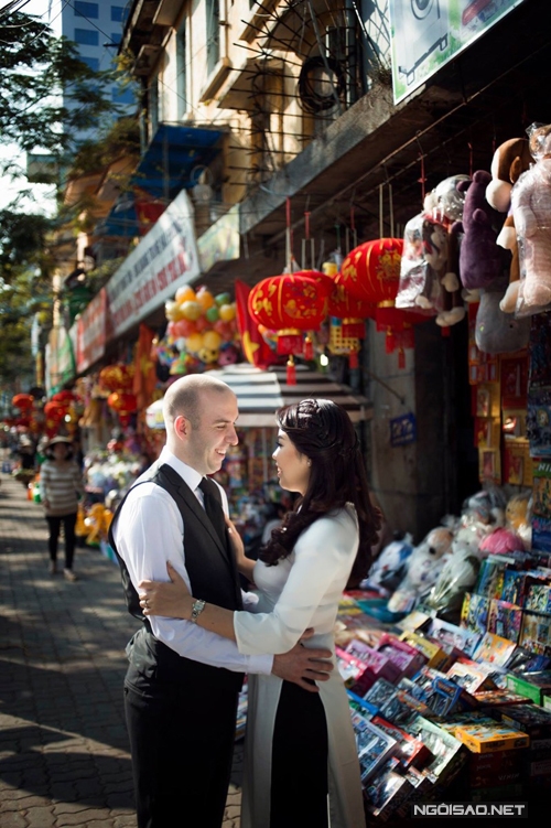 Năm 2013, chuyện tình cảm của Nhung không mấy suôn sẻ khi người yêu cũ của cô bất ngờ có người yêu mới ngay sau khi về nước. 'Mình đã rất tuyệt vọng và mất khá nhiều thời gian để tìm lại chính mình sau những đổ vỡ trong chuyện tình cảm', Hồng Nhung chia sẻ.