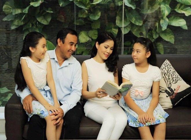 Quyền Linh tự hào vì hai con gái học giỏi, ngoan ngoãn. Ảnh: FBNV
