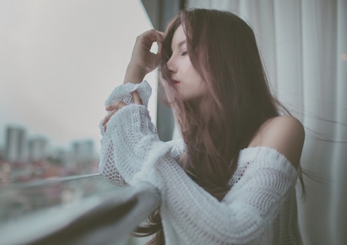 Nỗi đau nào bằng khi ta dưới một bầu trời mà không thể chạm đến nhau?