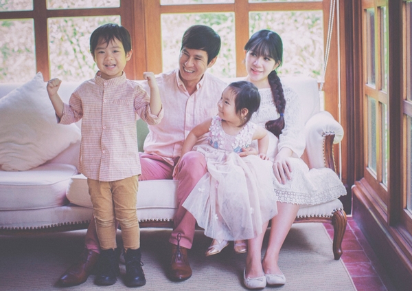 Gia đình Lý Hải hiện có lượng fan khủng trong showbiz Việt. Thời gian này, nam ca sĩ đang bắt tay viết kịch bản 'Lật mặt 3' sau hai phần phim đầu thành công, được nhiều khán giả đón nhận.