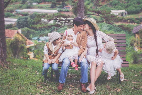 Hai vợ chồng đang hồi hộp chờ ngày thành viên mới chào đời. Cặp đôi giấu kín giới tính của em bé thứ tư khiến nhiều người không khỏi tò mò.