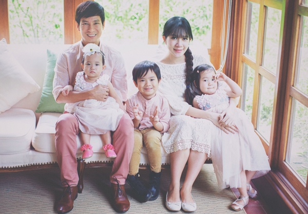 Minh Hà đã qua 3 lần sinh nở vẫn giữ được nhan sắc trẻ trung. Cô tâm sự, ông xã là người nổi tiếng nên cô luôn ý thức chăm chút bản thân để chồng tự hào về vợ đẹp, con ngoan.