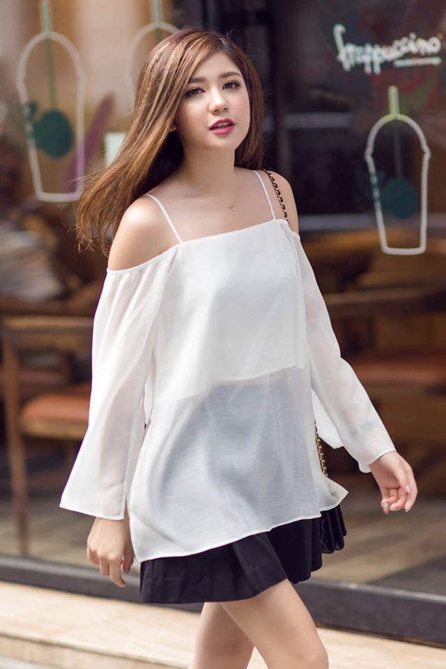 Hotgirl Hà thành ngoài việc sở hữu nhan sắc lai Tây xinh xắn, cô còn được biết đến với khả năng ca hát và dẫn chương trình.