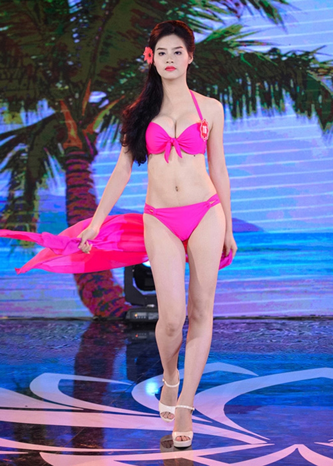 Phạm Thùy Trang xúc động nghẹn ngào khi đăng quang Hoa hậu Biển Việt Nam 2016.