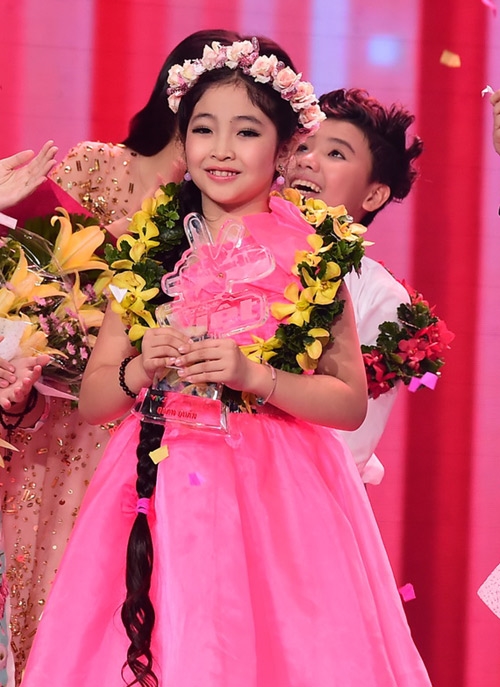 Quán quân Giọng hát Việt nhí 2015 không chỉ chinh phục khán giả bằng giọng hát khủng mà còn cả với mái tóc cũng “khủng” không kém.