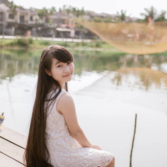 Mái tóc của Hà Vy không những dài mà còn dày và bóng mượt. Có chăng đó cũng là một điểm thú vị ở cô bé Hà Vy khi tới với sân chơi này.