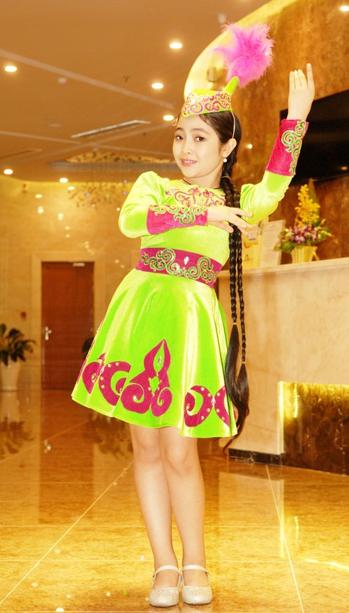 Cô bé quán quân trong hình tượng búp bê Nga.