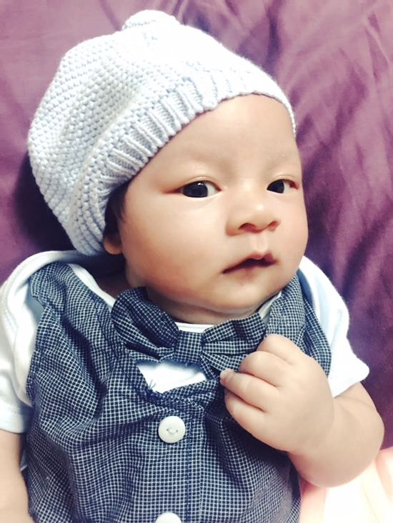 Mio rất kháu khỉnh và dễ thương. Bé thừa hưởng nhiều nét đẹp từ bố mẹ.