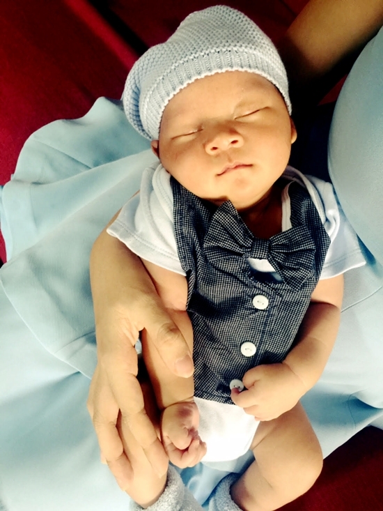 Mio rất kháu khỉnh và dễ thương. Bé thừa hưởng nhiều nét đẹp từ bố mẹ.