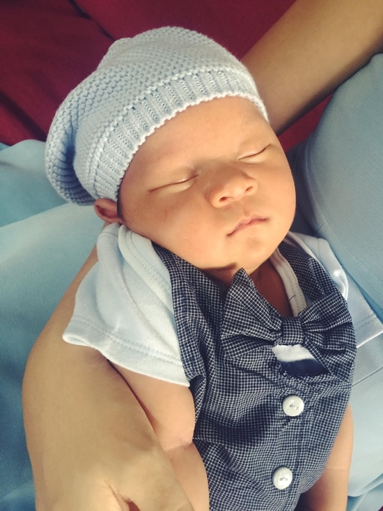 Mio rất kháu khỉnh và dễ thương. Bé thừa hưởng nhiều nét đẹp từ bố mẹ.