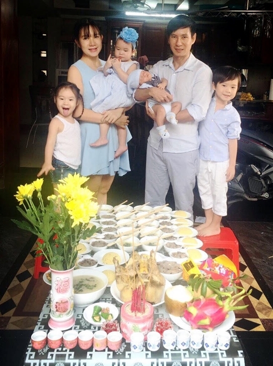 Lễ đầy tháng của Mio được tổ chức rất ấm cúng.