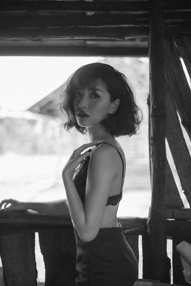 Không chọn trang phục táo bạo nhưng Bích Phương vẫn toát lên sự quyến rũ của mình. Nữ ca sĩ đã sãn sàng trở lại showbiz với một ca khúc hoàn toàn mới.