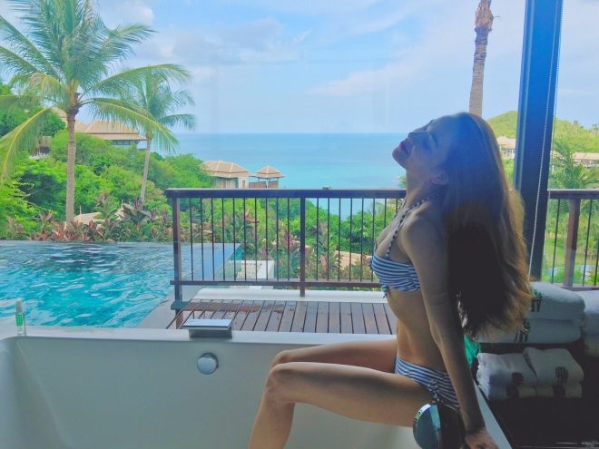 Hà Hồ từng là một người mẫu, do đó không hề bất ngờ khi giọng ca Xin hãy thứ tha có thể tự tin khoe dáng trong trang phục bikini như thế này.