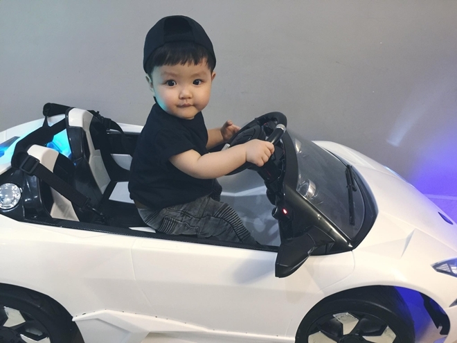 Alex Chí An lái xe mui trần cực sành điệu.