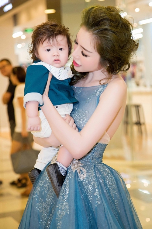Cuộc sống, công việc của Elly thay đổi từ khi có hai con.