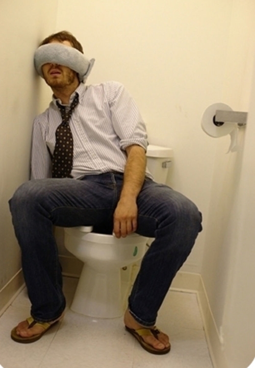 Bestie ngu trong toilet