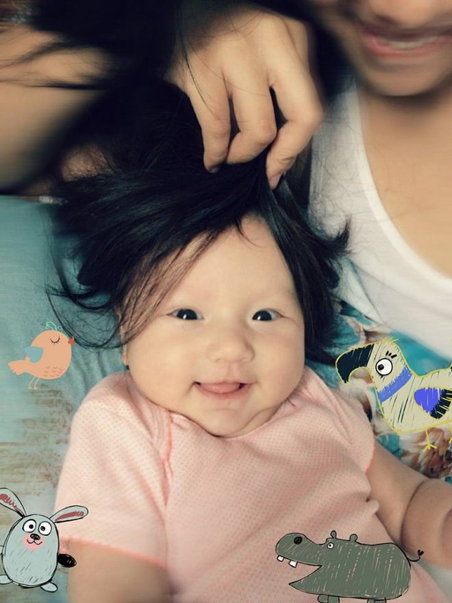 Bé được mẹ Phương Vy cho đội tóc giả.
