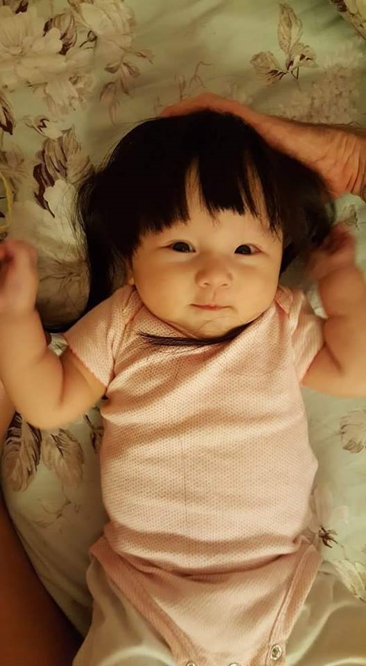 Bé Alani lém lỉnh, cười tươi mỗi khi mẹ chụp ảnh.
