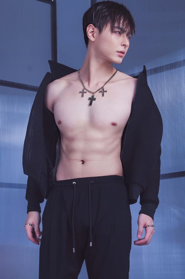 Sở hữu body 6 múi, gương mặt điển trai, bạn trai Chúng Huyền Thanh cũng được đông đảo fan yêu quý.