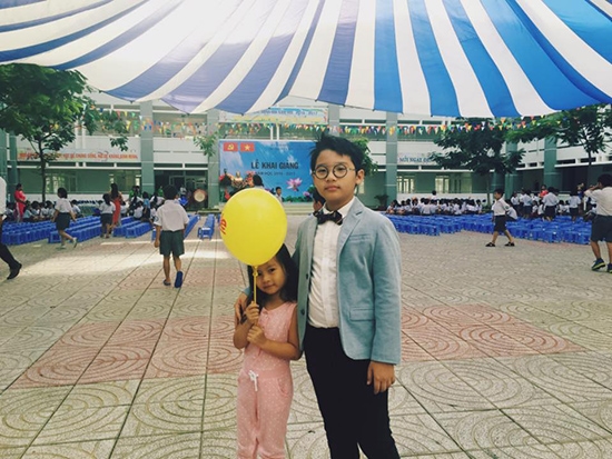Sau khi tham gia chương trình Bố ơi, mình đi đâu thế!, bé Tê Giác - con trai Hoàng Bách ngày càng trưởng thành và dạn dĩ hơn rất nhiều. Trong mùa năm học mới này, cả gia đình Hoàng Bách đã cùng tới trường để chúc mừng con trai Tê Giác là đã “sinh viên” lớp 4.