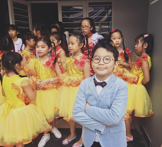 “Chúc mừng con trai, chính thức trở thành sinh viên lớp 4 rồi! Cảm ơn con đã đưa bố trở lại không gian của gần 30 năm trước, khi con cũng hát đúng bài ” Mùa thu, ngày khai trường” mà bố hay hát vào những ngày như thế này! Yêu con và các bạn của con!” - Hoàng Bách viết.