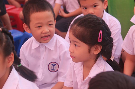 “Khai giảng thứ 2 của bạn làng… Chúc con 1 năm học mới thật tuyệt vời nhé con trai” - Vân Hugo viết.
