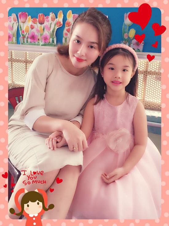 Nữ ca sĩ Thu Phượng đưa con gái đi khai giảng một trường tiểu học thuộc quận 10, TP.HCM. “Mong con học được nhiều điều hay để có hành trang vững vàng bước vào đời” - Thu Phượng viết.