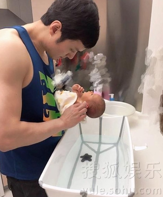 Anh vô cùng khéo léo và biết cách chăm sóc con của cả 2. Họ thật sự sống hạnh phúc bên nhau dù nhiều khán giả vẫn luôn tiếc nuối cho ngôi sao Trương Tử Lâm.