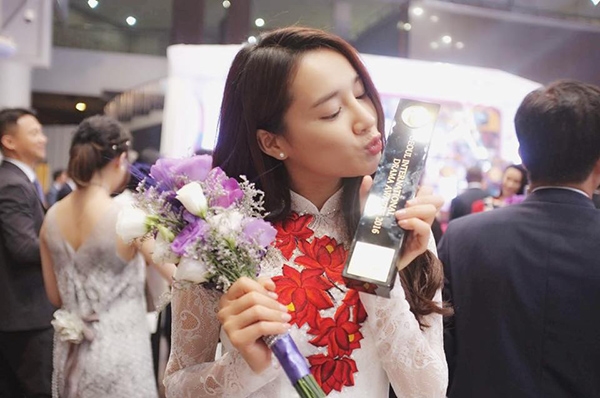 Chiếc cúp danh giá mà Nhã Phương nhận được góp phần đưa hình ảnh Việt Nam đến với bạn bè quốc tế.