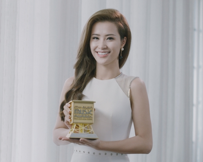 Đông Nhi là nghệ sĩ trẻ nhất của Việt Nam được cầm trên tay việc cúp danh giá từ MAMA.