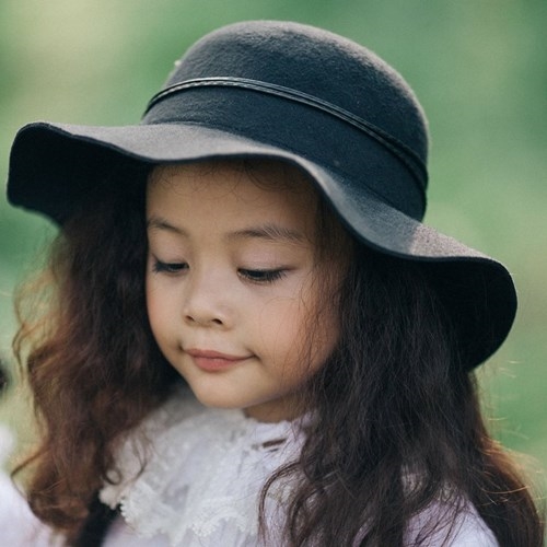 Kat Là một cô bé cá tính, được một tay mẹ nuôi từ nhỏ.