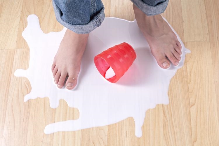 Con làm đổ chai sữa và bà mẹ này đã dạy con một bài học tuyệt vời!