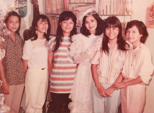 Cô dâu Thanh Lam nhẹ nhàng với mẫu váy cưới ren trắng cùng kiểu tóc ngang vai quen thuộc. Gang tay trắng được các cô dâu xưa coi như món đồ khó có thể thiếu trong ngày trọng đại.
