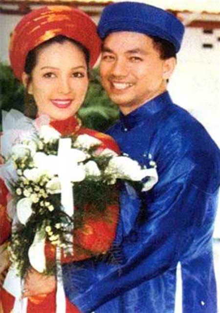 Trang phục cưới của cô dâu miền Nam cũng không có quá nhiều khác biệt so với cô dâu miền Bắc. Diễm My 6x khoe nét đẹp hiện đại ngày lấy chồng trong tà áo dài cổ cao truyền thống.