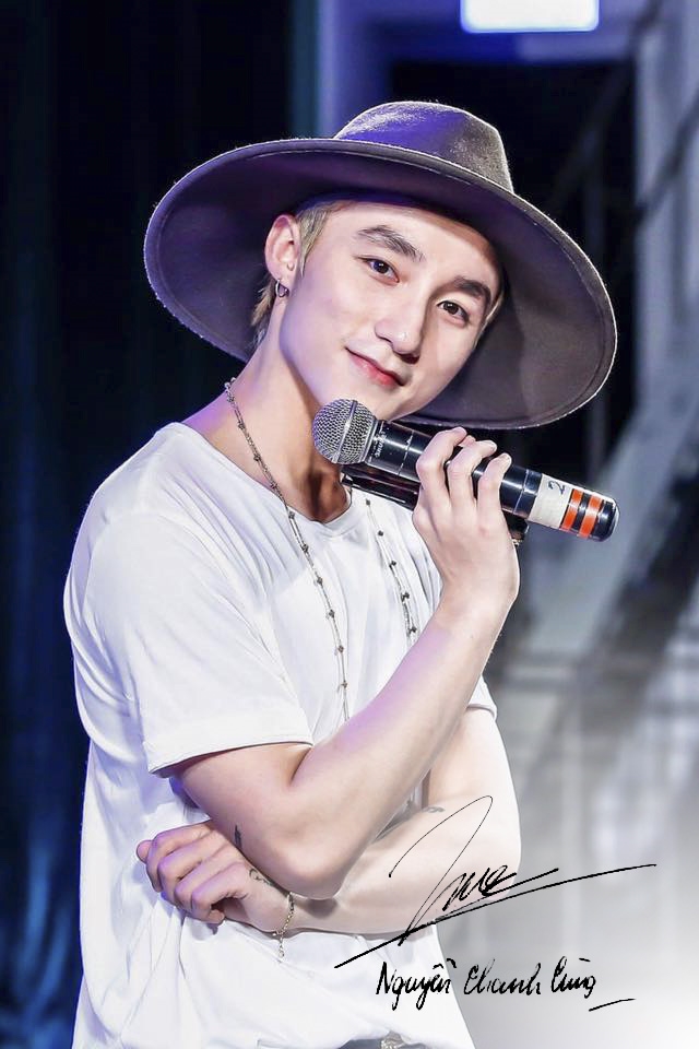 Sơn Tùng M-TP - cái tên Hot nhất nhì showbiz Việt. Tuy nhiên, chữ ký của nam ca sĩ lại làm fan “tá hỏa”. Dường như trái ngược với độ “ngầu” và “chất” của anh.