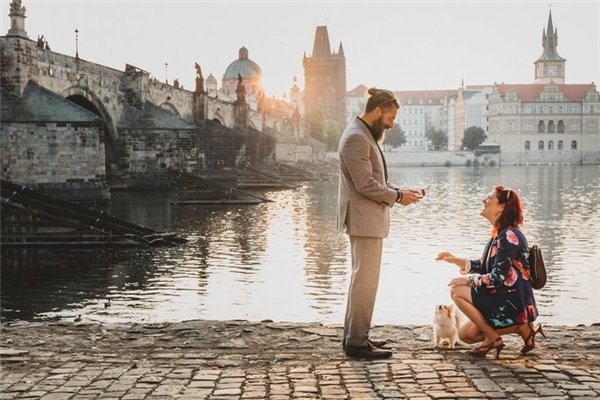 Màn cầu hôn lãng mạn giữa lòng Prague xinh đẹp. (Ảnh: Flytographer)