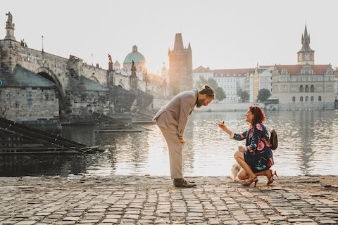 Màn cầu hôn lãng mạn giữa lòng Prague xinh đẹp. (Ảnh: Flytographer)